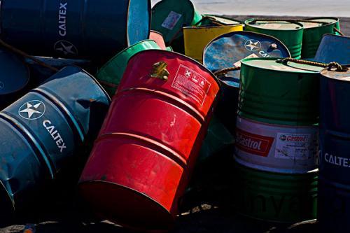 男(nan)子(zi)堆(dui)放(fang)廢(fei)舊(jiu)油(you)漆(qi)桶被判(pan)刑 將賠(pei)環境(jing)損(sun)害約13萬(wan)