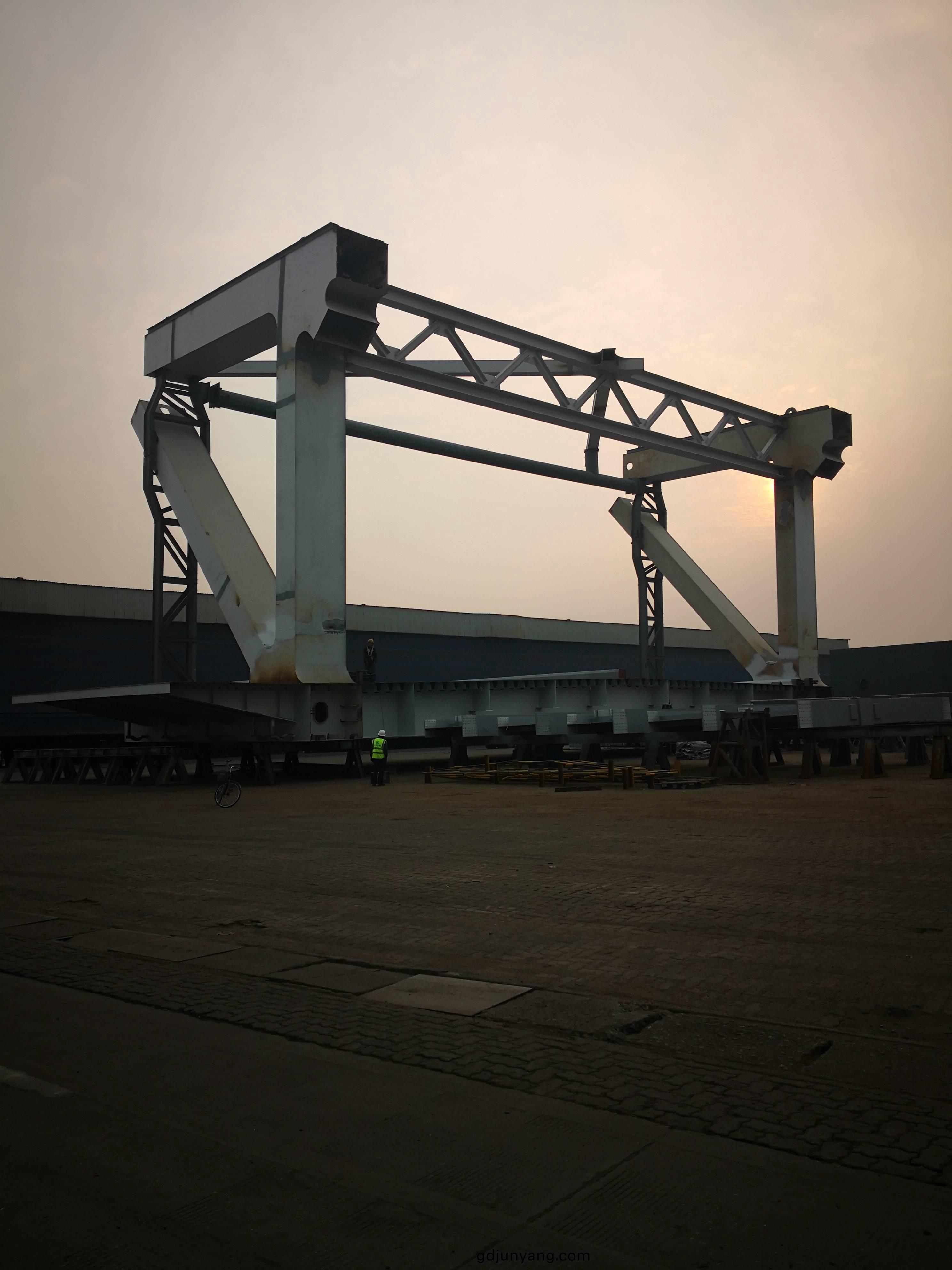 環氧(yang)雲(yun)鐵中(zhong)間漆在工(gong)業(ye)防(fang)腐中(zhong)重(zhong)要(yao)性