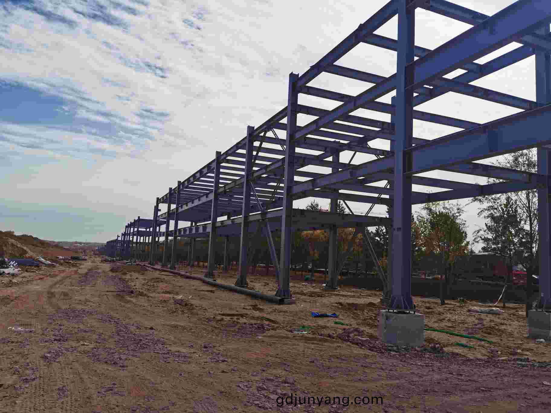 鋼(gang)結(jie)構領(ling)域(yu)中水(shui)性鋼(gang)構(gou)漆的(de)突(tu)齣(chu)優(you)勢(shi)