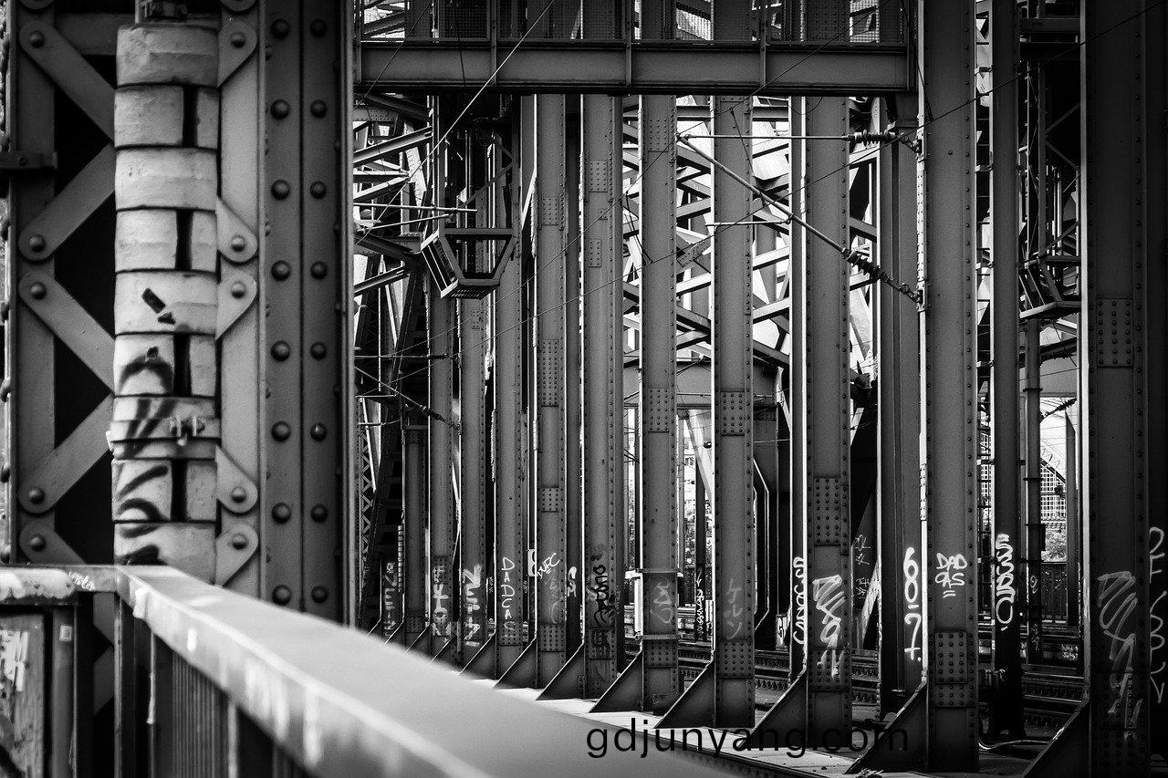 環(huan)氧(yang)玻瓈鱗(lin)片(pian)漆在工(gong)業重(zhong)防腐中(zhong)的(de)應(ying)用