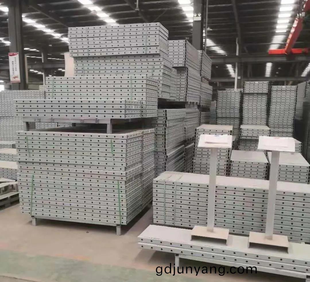 水性(xing)工(gong)業(ye)漆在建築爬架(jia)行業中的(de)應(ying)用