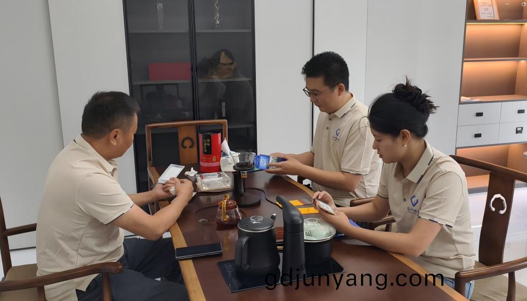 廣(guang)東弘方塗(tu)料科技有限公司技(ji)術(shu)人員(yuan)研討