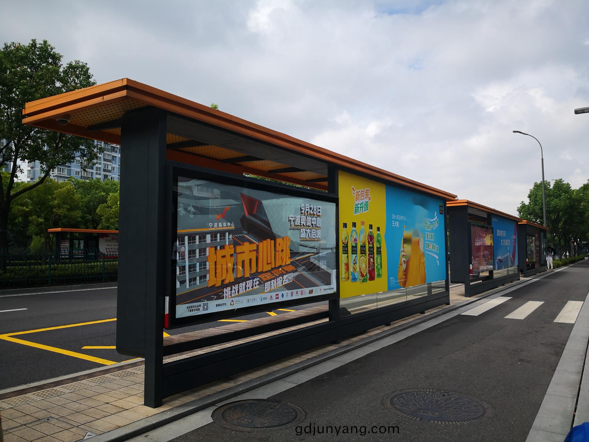 不鏽鋼公(gong)交站檯(tai)防(fang)腐塗(tu)裝弘(hong)方(fang)環氧燐痠(suan)鋅(xin)底漆+氟碳漆(qi)